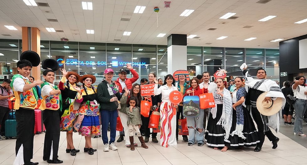 They welcome the first foreign tourists of 2025 who arrived in Peru