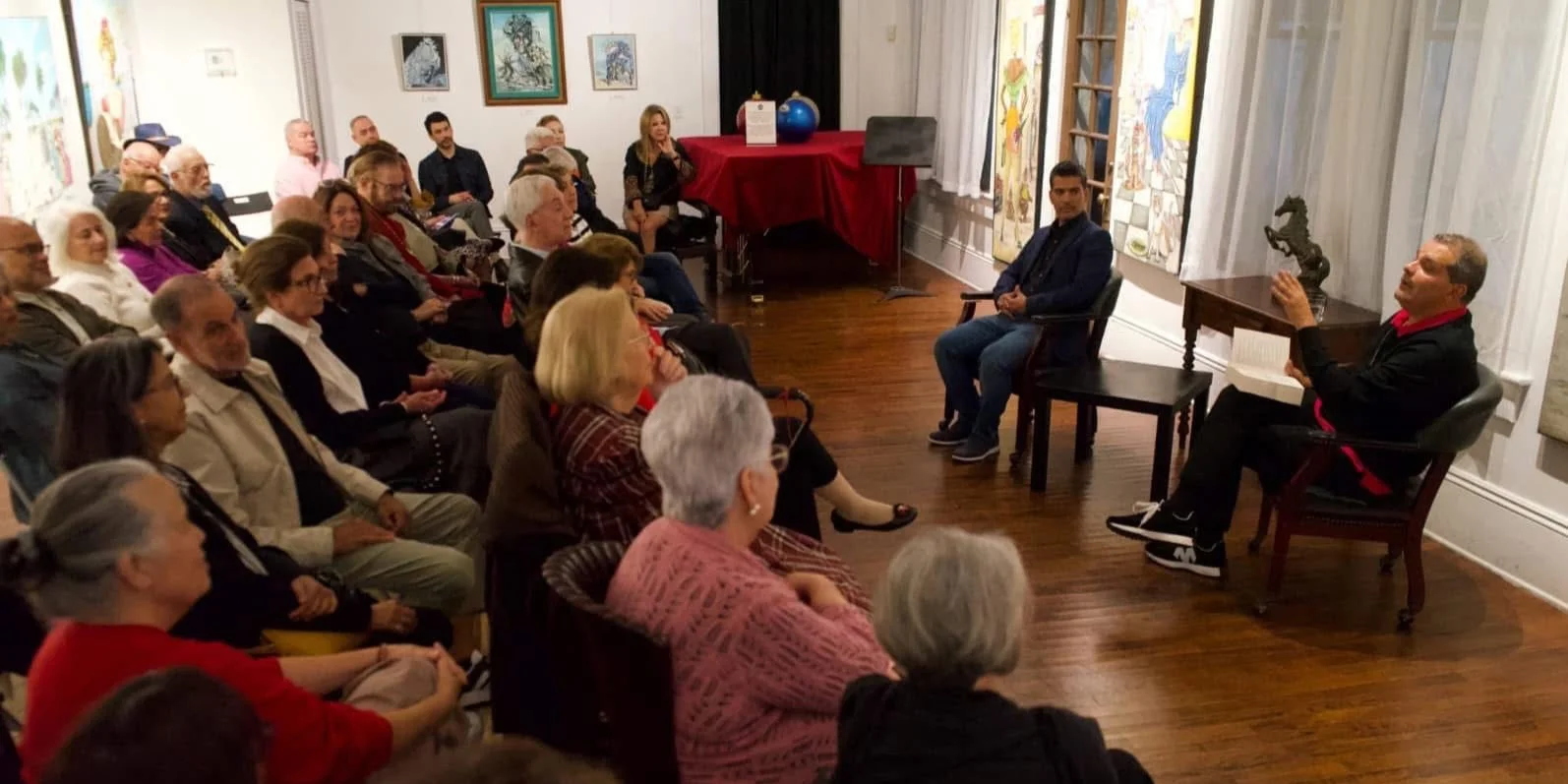 Presentación del libro 'Como el ave fénix: 50 historias de Cuba en exilio' en el Miami Hispanic Cultural Arts Center, este jueves