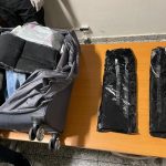 Arrestan tres extranjeros con cinco paquetes de cocaína en maletas