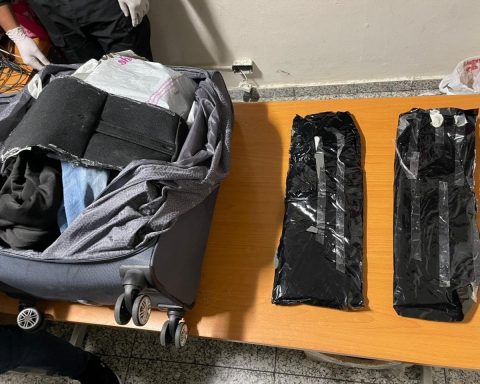 Arrestan tres extranjeros con cinco paquetes de cocaína en maletas