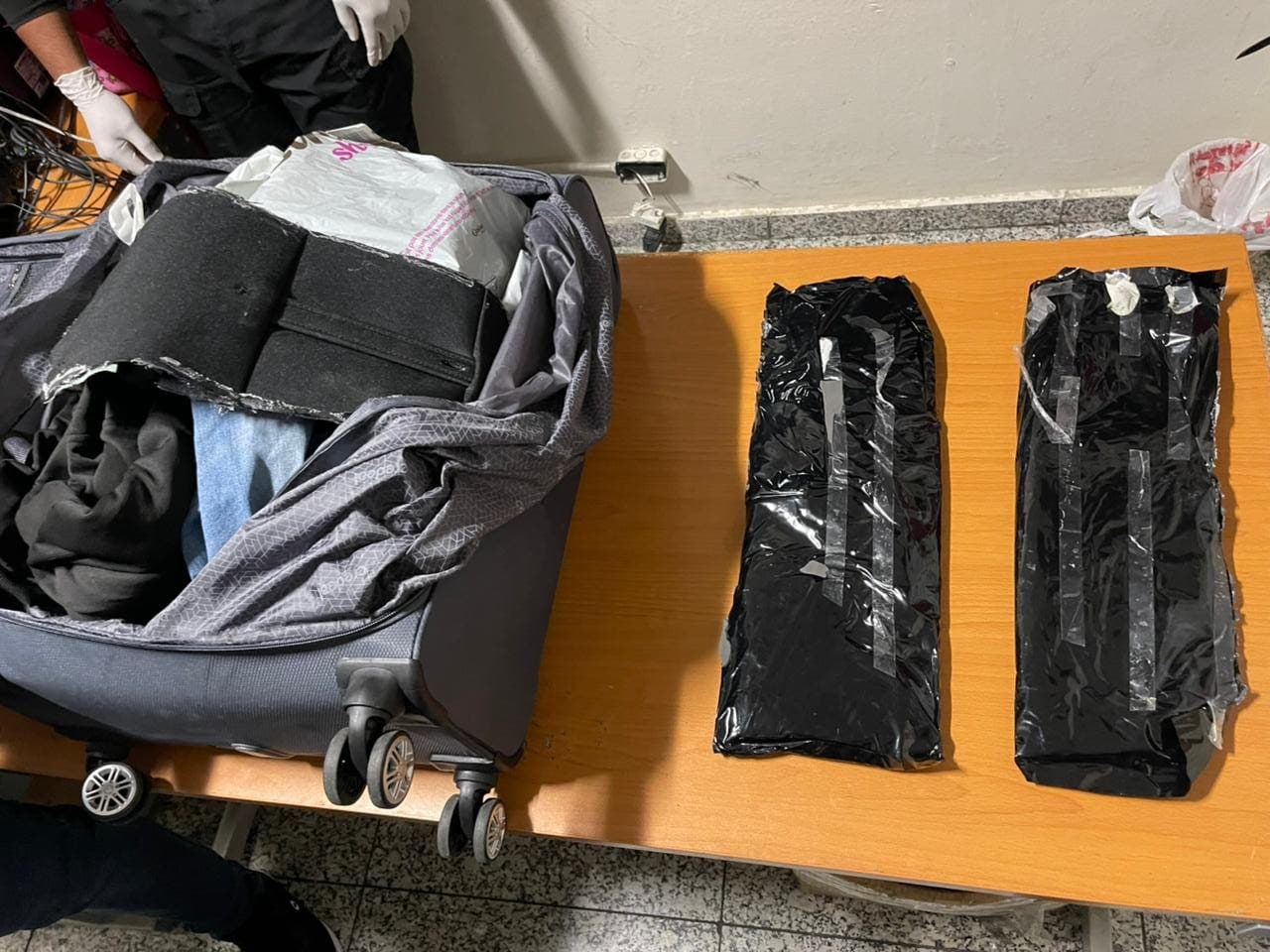 Arrestan tres extranjeros con cinco paquetes de cocaína en maletas