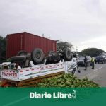 Truck loaded with bananas overturns on Duarte highway