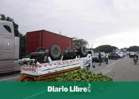 Truck loaded with bananas overturns on Duarte highway