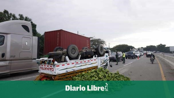 Truck loaded with bananas overturns on Duarte highway