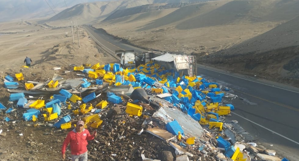 Truck with 18 tons of fish that was being transported to Lima overturns