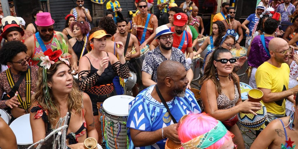 Unofficial opening of carnival brings together revelers in Rio de Janeiro