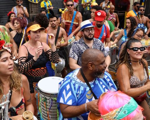 Unofficial opening of carnival brings together revelers in Rio de Janeiro