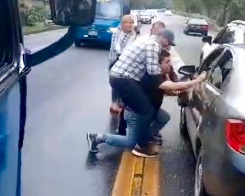 [Video] They investigate the Family Commissioner of Sutamarchán for a violent act with a weapon on the roads of Quindío