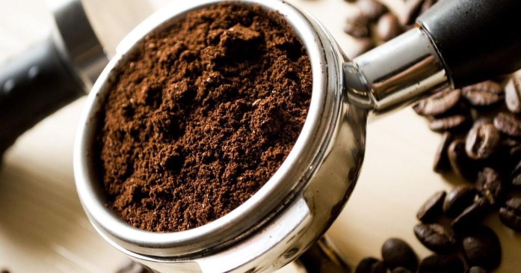 What to do with COFFEE GROUNDS? Repellents, pan cleaner and more surprising USES