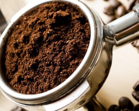 What to do with COFFEE GROUNDS? Repellents, pan cleaner and more surprising USES