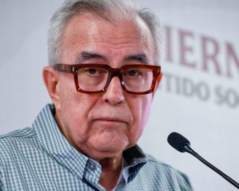 Who is the governor of Sinaloa, Rubén Rocha, and why do they ask for their resignation?