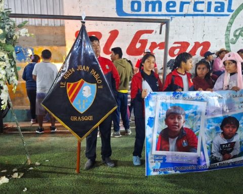 With flowers they say goodbye to students who died in the Secocha fire (VIDEO)