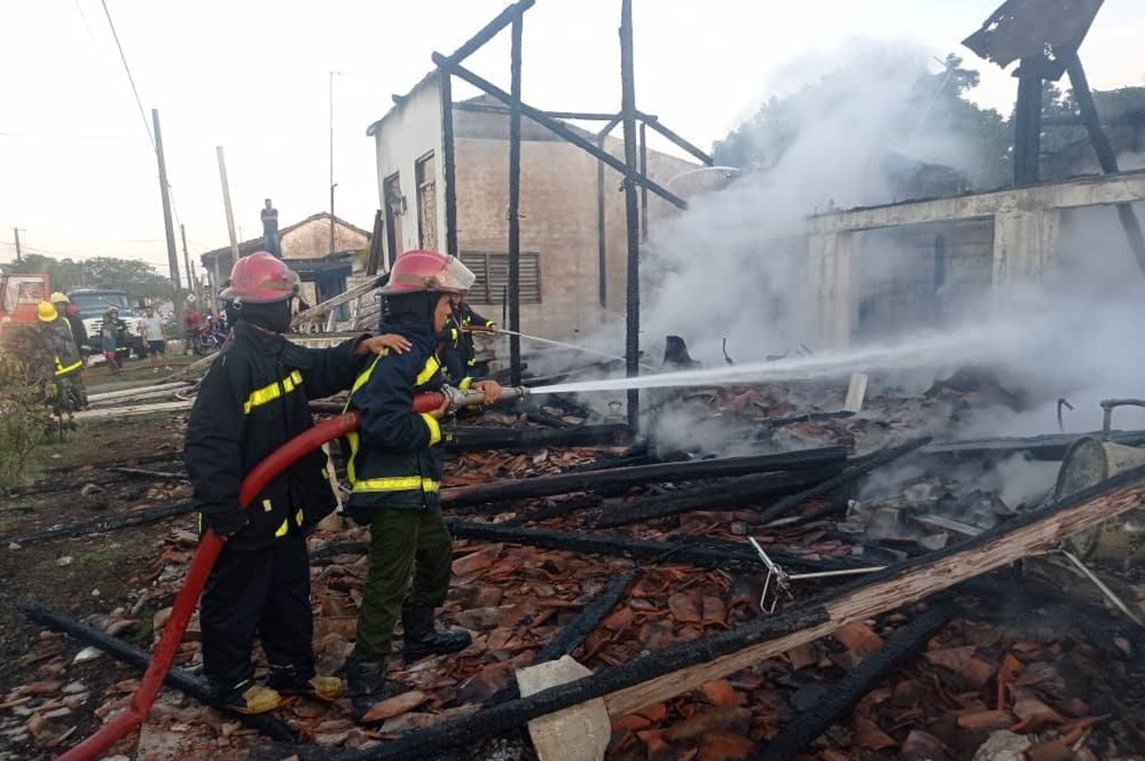 A fire damages hospital room in Sancti Spíritus and another devours two houses in Villa Clara