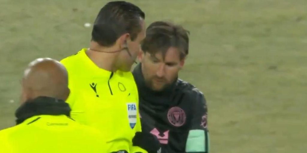 A referee is sanctioned for asking Messi an autograph!