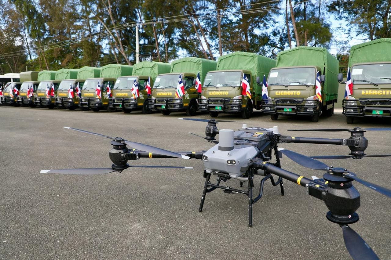 Abinader refuerza operatividad militar con entrega de 183 vehículos