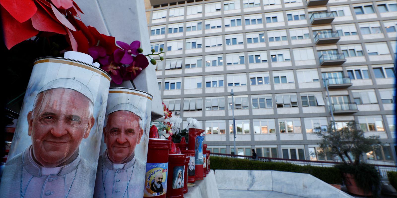After respiratory crisis, Papa Francisco receives blood transfusion