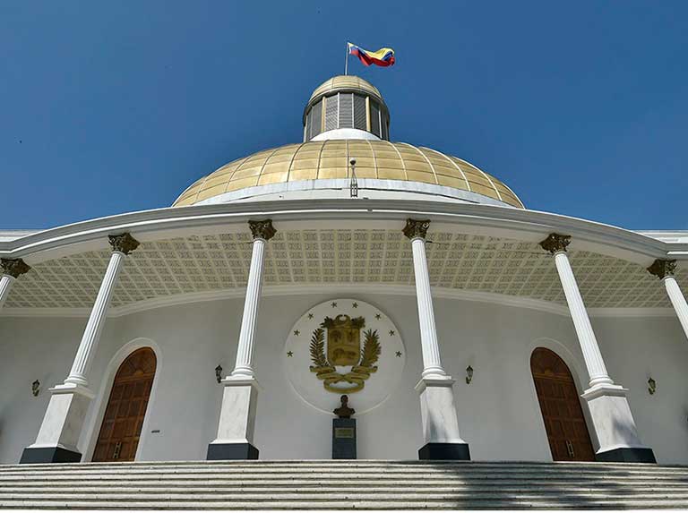 An installs a special commission for the development of the Youth Law