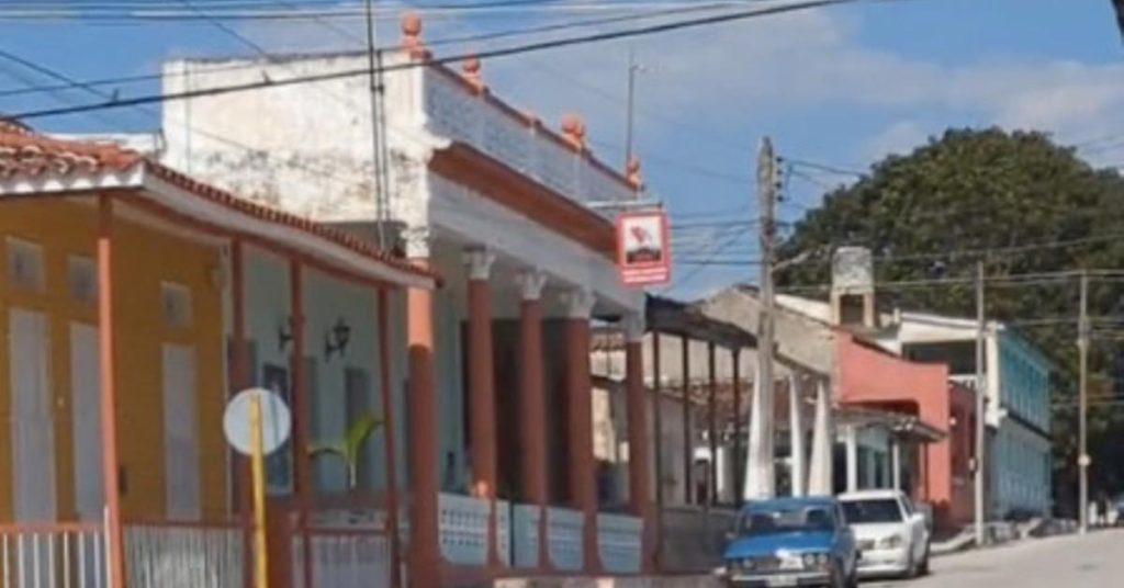 Arrested an activist at crossroads for requesting freedom for Cuba and political prisoners