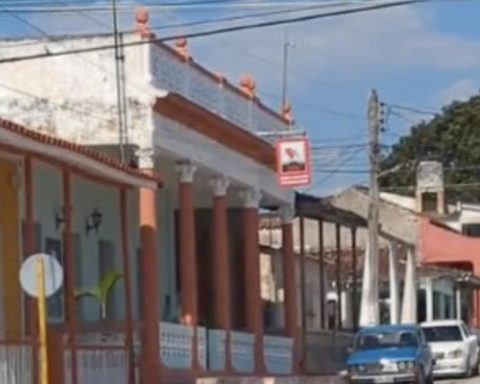 Arrested an activist at crossroads for requesting freedom for Cuba and political prisoners