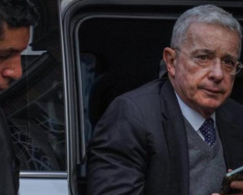 Audience to Álvaro Uribe is suspended after action of guardianship of his defense