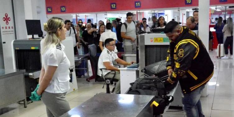 Armas, aeropuerto, aduana