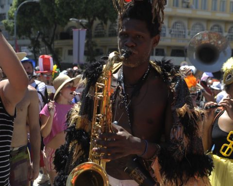 Blocks, balls and samba schools are expected to gather 8 million in Rio