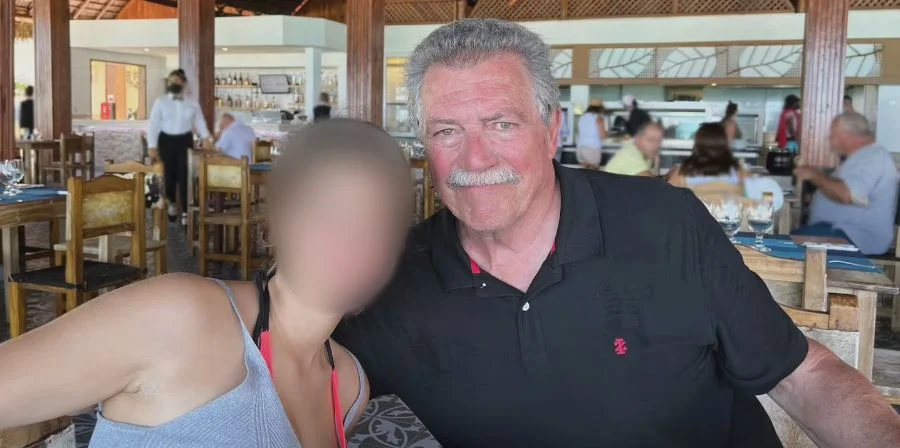 Greg Woolvett y su hijastra de 16 años durante unas vacaciones en Cuba