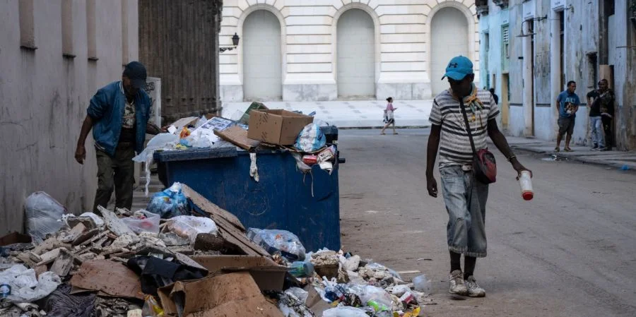 Un hombre hurga en un basurero de La Habana, Cuba