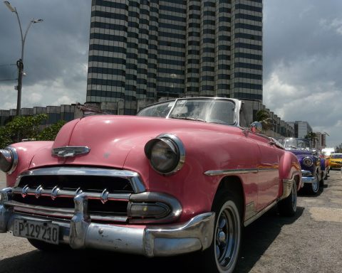 Classic and Tropicana cars make a dumbbell to lift tourism