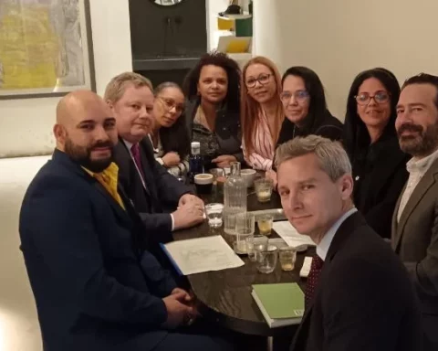 Mike Hammer (segundo de izquierda a derecha) en uno de sus encuentros con activistas y periodistas cubanos