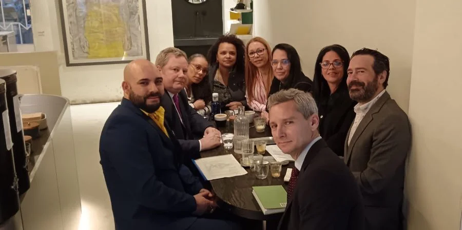 Mike Hammer (segundo de izquierda a derecha) en uno de sus encuentros con activistas y periodistas cubanos