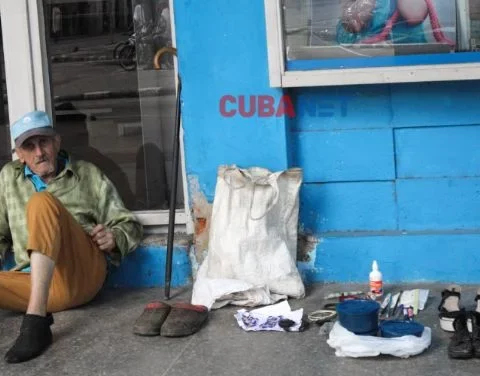 Un anciano en una calle de La Habana