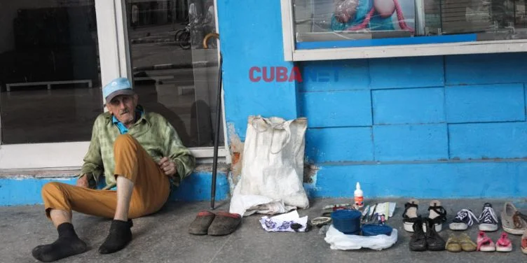 Un anciano en una calle de La Habana