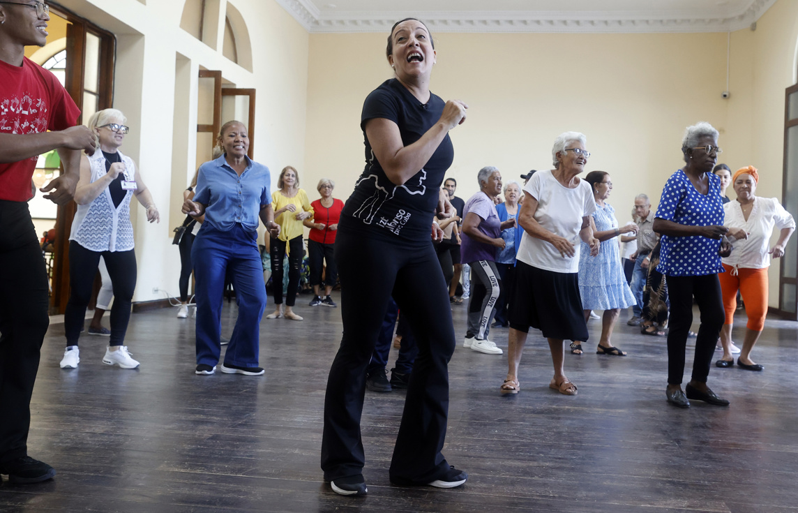 Dance and art for seniors in Havana: Lizt Alfonso puts rhythm to the elderly