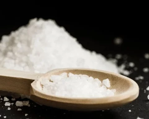 La sal de cocina es a veces confundida con la sal de nitro por su aspecto similar