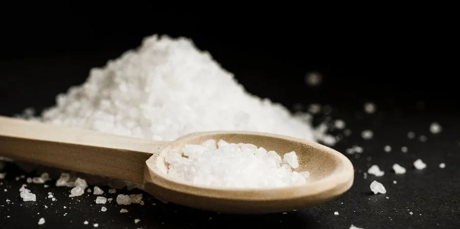 La sal de cocina es a veces confundida con la sal de nitro por su aspecto similar