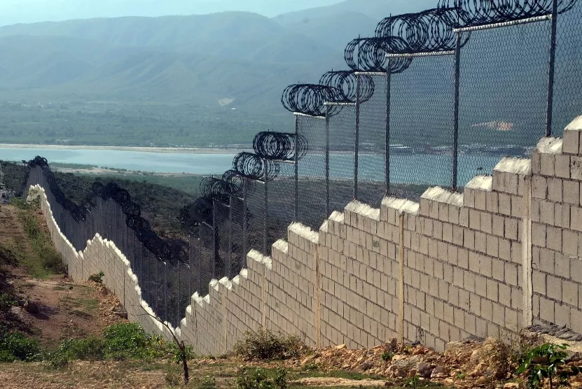 Ministro de Defensa afirma ampliación de muro fronterizo iniciará en abril