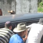 Cubanos empujando un carro fúnebre