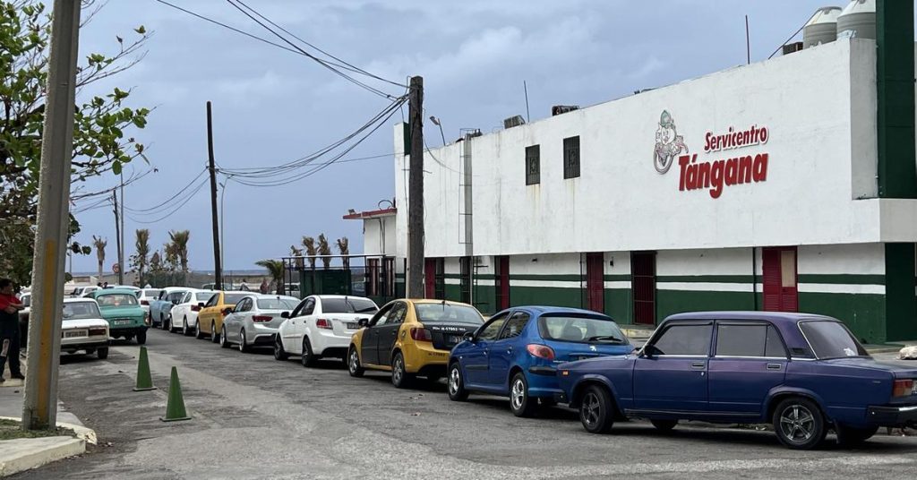 Dollar vs. Weight: more queues and less supply in sales of special gasoline in currency