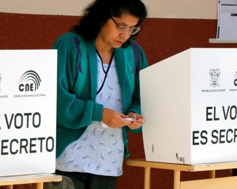 Ecuador will have second electoral round between President Noboa and Correísta González