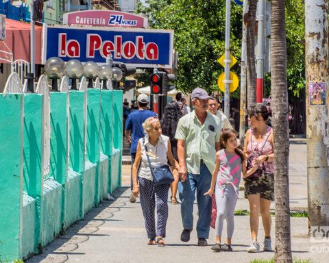 Effective population of Cuba is just over 9 million 700 thousand people