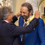 Embajada de España condecora a Juan Luis Guerra