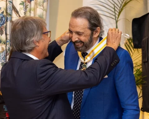 Embajada de España condecora a Juan Luis Guerra