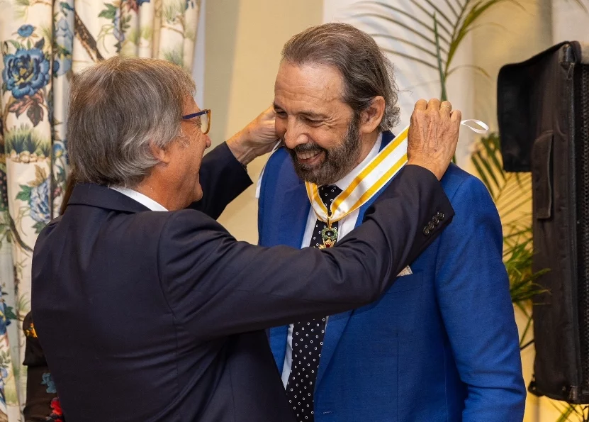 Embajada de España condecora a Juan Luis Guerra