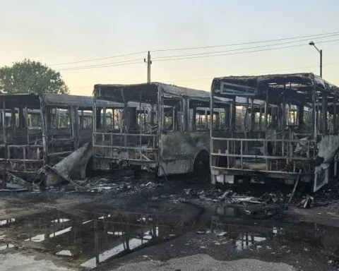 Guaguas calcinadas en la Terminal de Ómnibus de Mulgoba, en La Habana