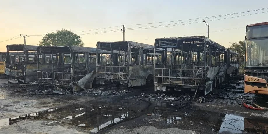 Guaguas calcinadas en la Terminal de Ómnibus de Mulgoba, en La Habana