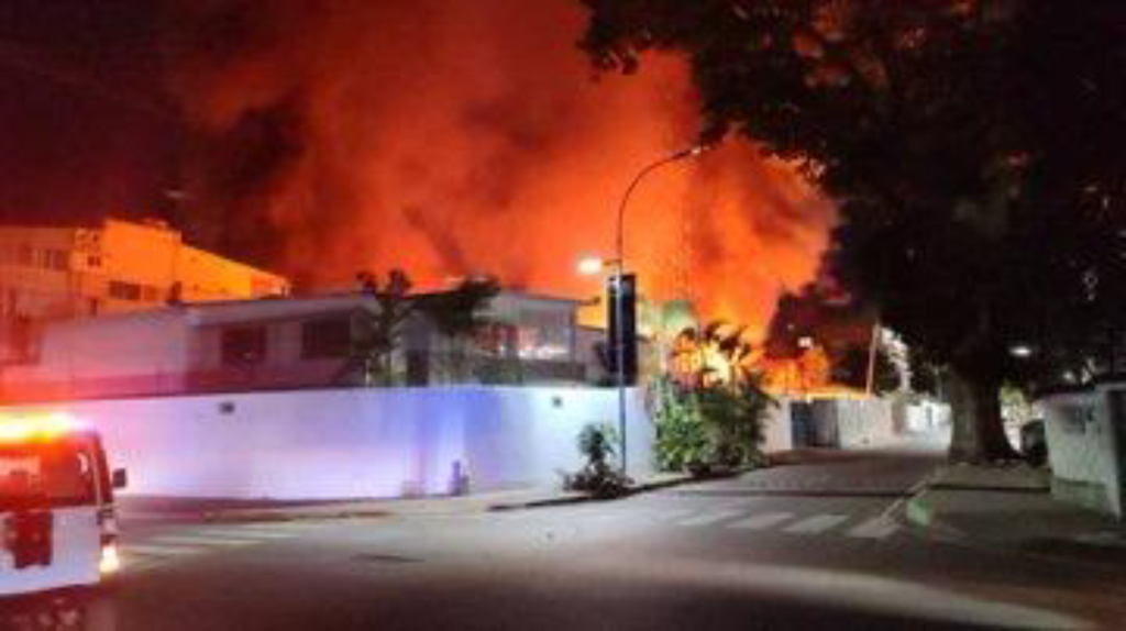 Fire of great magnitude consumed construction adjacent to the Las Mercedes polyclinic