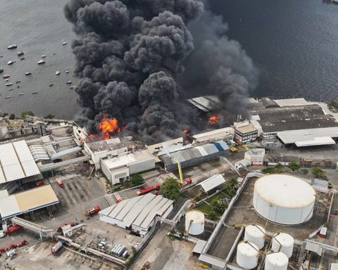 Fire reaches oil factory in Rio de Janeiro