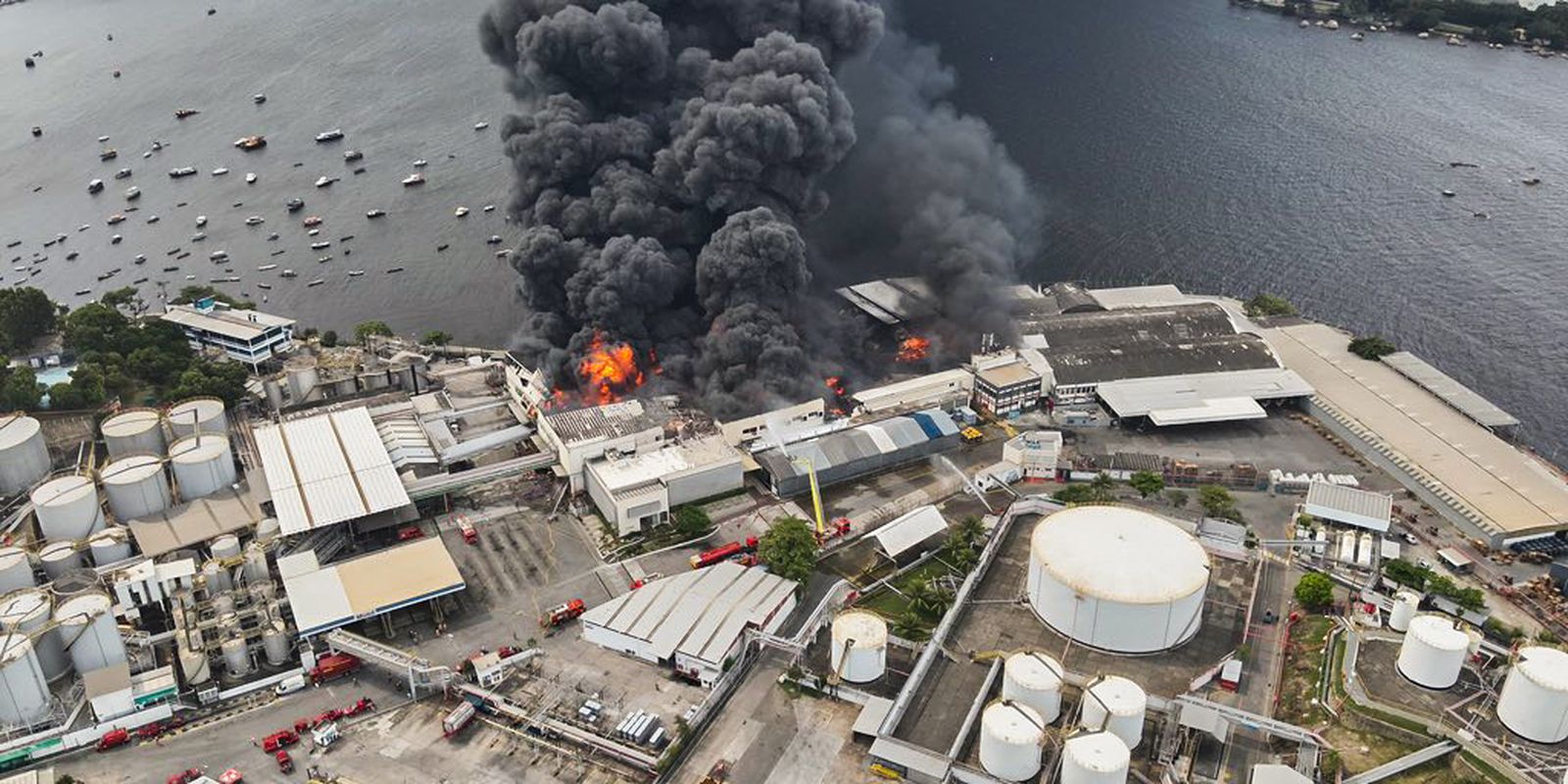 Fire reaches oil factory in Rio de Janeiro