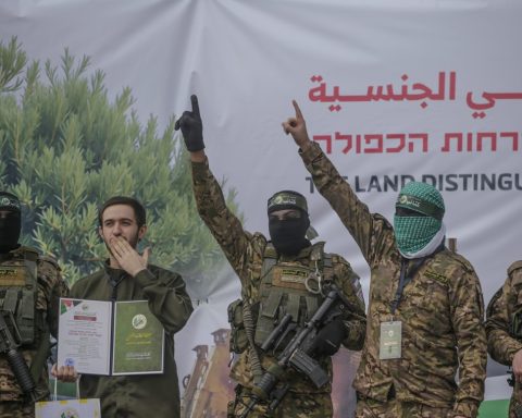Hamas complies with the agreed with Israel and frees the last six live hostages of the first phase